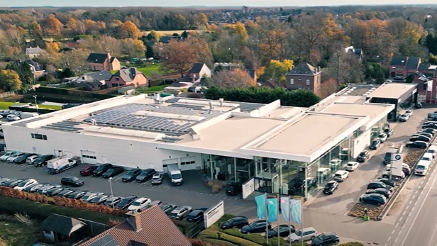 De zonnepanelen op het dak van de concessie